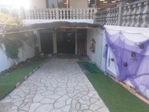 una veranda di una casa con tenda viola di Casa de mamá a Santiago de Compostela