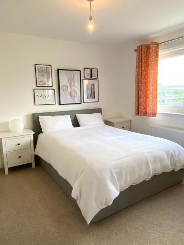 Säng eller sängar i ett rum på Bright 2-bedroom apartment with parking in Montrose