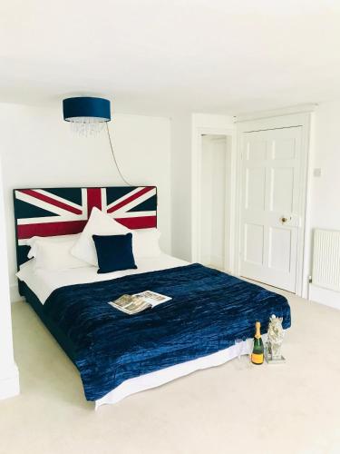 Gambar di galeri bagi Farmhouse Retreat with Hot Tub, Pool, Horses, Games Room, Free Car Park, Only 45 min from Oxford Circus di Stapleford Tawney
