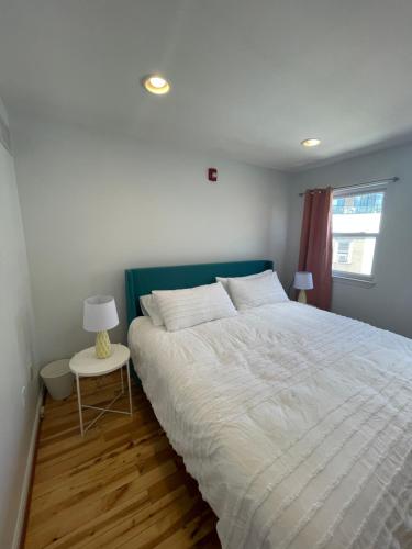 Un dormitorio con una cama grande y una mesa con una lámpara. en The Fillmore Point Northern Liberties/Fishtown en Filadelfia