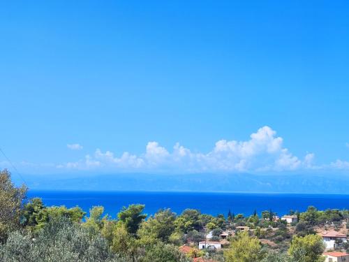 uma vista para o oceano a partir de uma encosta em THOMAS VIEW Εξοχικό σπίτι με θέα στη θάλασσα em Porto Heli
