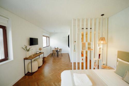 een slaapkamer met een bed en een bureau in een kamer bij JARS Apartments - Casa do Bessa in Porto