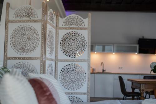 a room with a wall with a wall stencilediatesiatesiatesiatesiates at Rooms21 in Schiefling am See