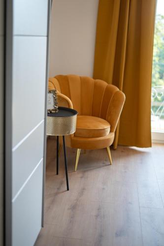 a chair and a table in a room with a window at Rooms21 in Schiefling am See