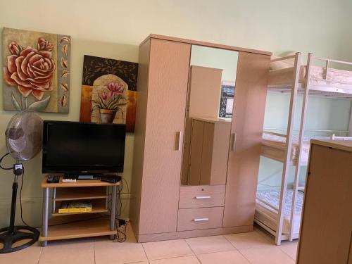 Habitación con TV y litera. en Qronfli Holiday Apartments With Swimming Pool, en San Lawrenz