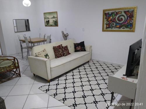 - un salon avec un canapé et une télévision dans l'établissement Cantinho Bonsai, à Rio de Janeiro