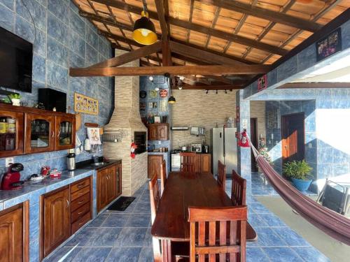 una cucina con tavolo in legno e frigorifero di Smart Suíte a Boa Vista