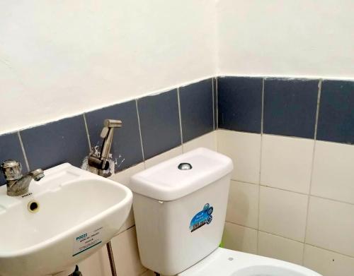 Phòng tắm tại 3 Roadside Lexine FREE WIFI !