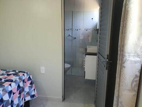 ein Bad mit einer Dusche, einem WC und einem Waschbecken in der Unterkunft Casa Damasco in Florianópolis
