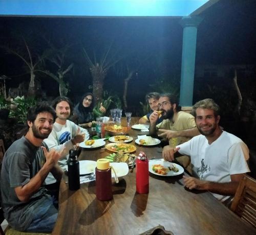 Makanan di atau berdekatan rumah tamu ini