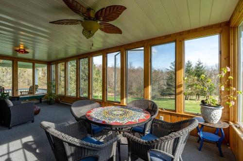 une véranda avec une table et des chaises dans l'établissement Spruce Haven, 