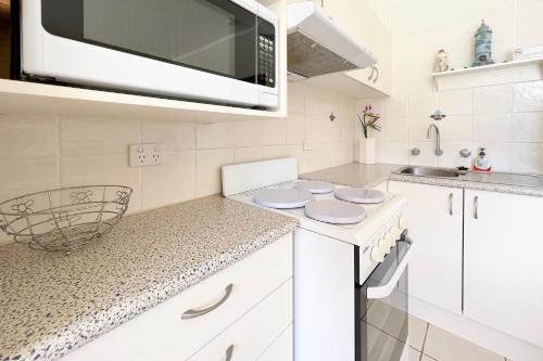 Η κουζίνα ή μικρή κουζίνα στο Forster Holiday Lodge 03