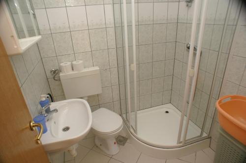 een badkamer met een douche, een toilet en een wastafel bij Apartments with a parking space Vodice - 5237 in Vodice