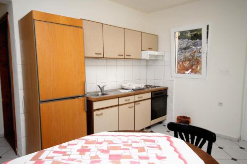 A kitchen or kitchenette at Apartments with a parking space Stomorska, Solta - 5238