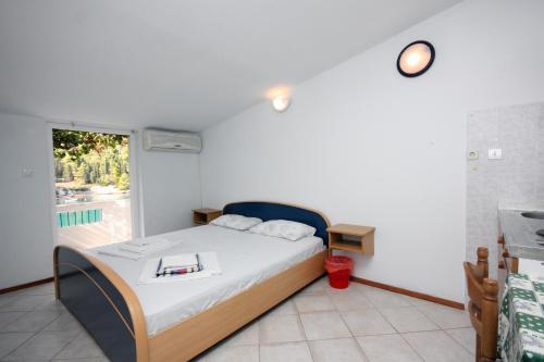 een slaapkamer met een bed en een raam bij Studio Stomorska 5239a in Stomorska