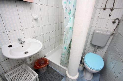 een badkamer met een wastafel, een toilet en een douche bij Studio Stomorska 5239b in Stomorska