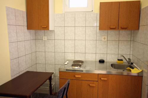 een keuken met een spoelbak en een aanrechtblad bij Studio Stomorska 5239d in Stomorska