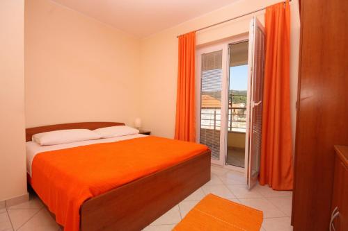 Tempat tidur dalam kamar di Apartments by the sea Vinisce, Trogir - 5229