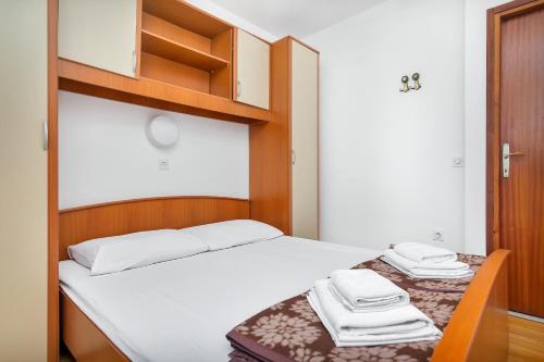 Postel nebo postele na pokoji v ubytování Apartment Pokrivenik 5231b