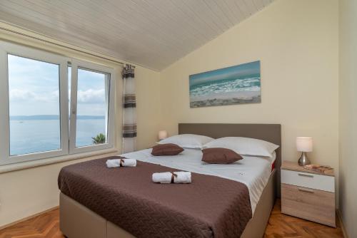 En eller flere senger på et rom på Apartments by the sea Rastici, Ciovo - 5233
