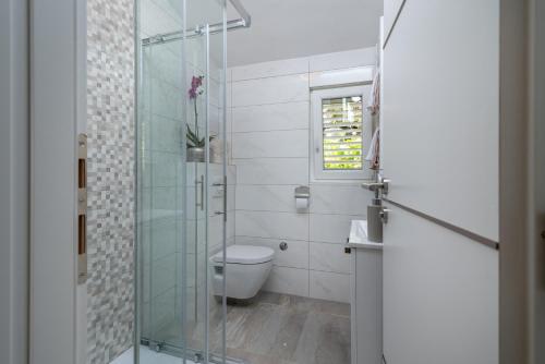 Kúpeľňa v ubytovaní Apartments by the sea Rastici, Ciovo - 5233