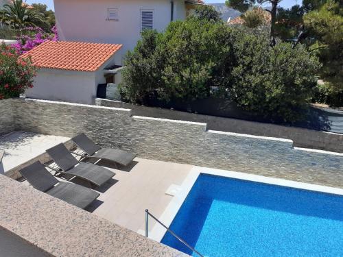 Bazén v ubytovaní Seaside apartments with a swimming pool Okrug Donji, Ciovo - 5244 alebo v jeho blízkosti