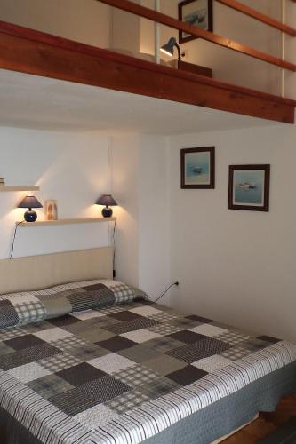 a bedroom with a checkered bed in a room at Studio Igrane 5266b in Igrane