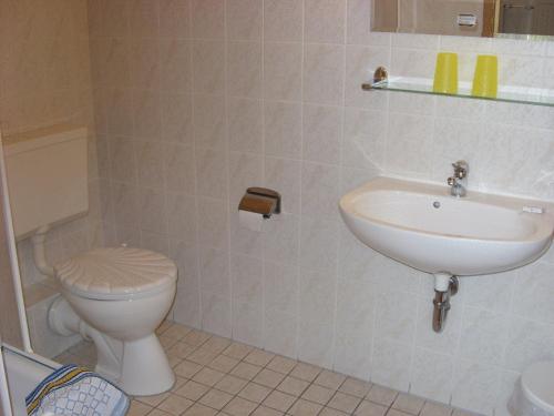 La salle de bains est pourvue de toilettes et d'un lavabo. dans l'établissement Gasthof Bergquelle, à Wandlitz