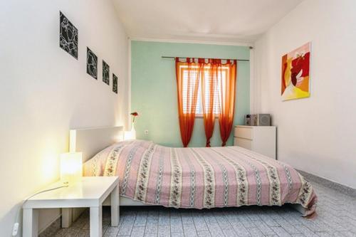 Un dormitorio con una cama grande y una ventana en Family friendly apartments with a swimming pool Sveti Anton, Krk - 5291, en Malinska