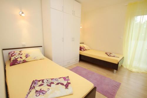 mały pokój z 2 łóżkami i oknem w obiekcie Apartments with a parking space Biograd na Moru, Biograd - 5282 w Biogradzie na Moru