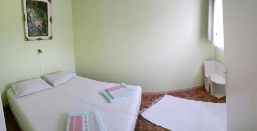 Mały pokój z białym łóżkiem i umywalką w obiekcie Apartment Biograd na Moru 5282c w Biogradzie na Moru