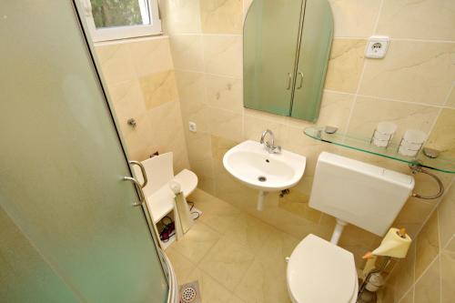 łazienka z toaletą i umywalką w obiekcie Apartment Biograd na Moru 5282c w Biogradzie na Moru