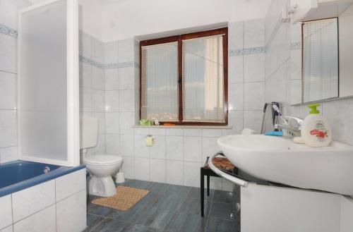 Kúpeľňa v ubytovaní Apartment Vrbnik 5301b