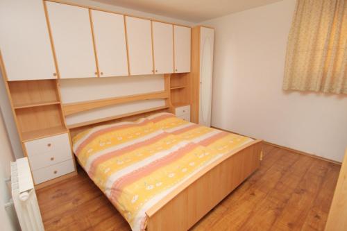 Postel nebo postele na pokoji v ubytování Apartments with a parking space Selce, Crikvenica - 5287