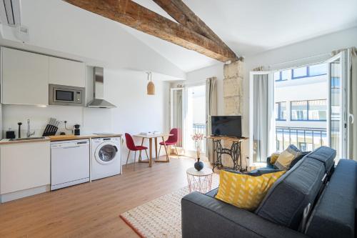 a living room with a couch and a kitchen at La Palmeraie - Splendide coeur du Centre-Ville in Marseille