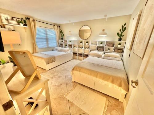 Ένα ή περισσότερα κρεβάτια σε δωμάτιο στο Beach Oasis 704 Lovely Daytona ocean front for 5 sleeps up to 12