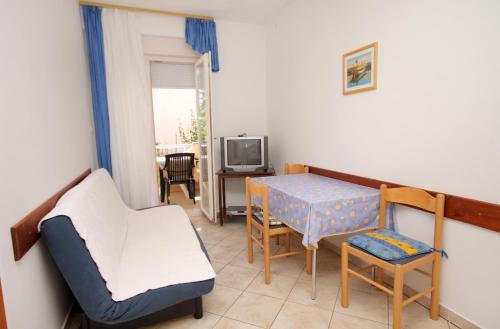 Apartments with a parking space Baska, Krk - 5444