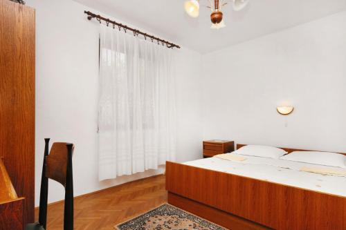 En eller flere senger på et rom på Apartments with a parking space Baska, Krk - 5411