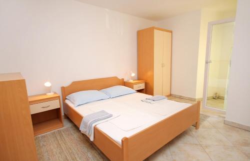 sypialnia z dużym łóżkiem w pokoju w obiekcie Apartments with a parking space Baska, Krk - 5444 w Bašce