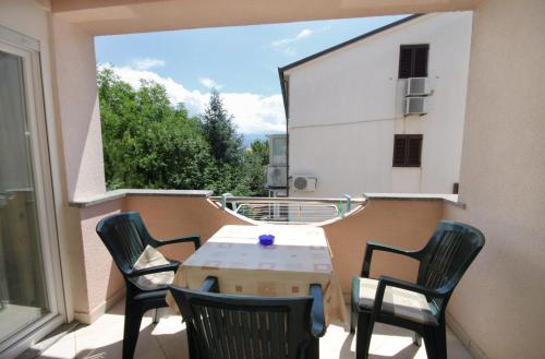 balkon ze stołem i krzesłami oraz oknem w obiekcie Apartments with a parking space Baska, Krk - 5444 w Bašce