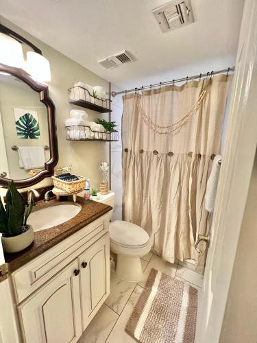 Ένα μπάνιο στο Beach Oasis 704 Lovely Daytona ocean front for 5 sleeps up to 12
