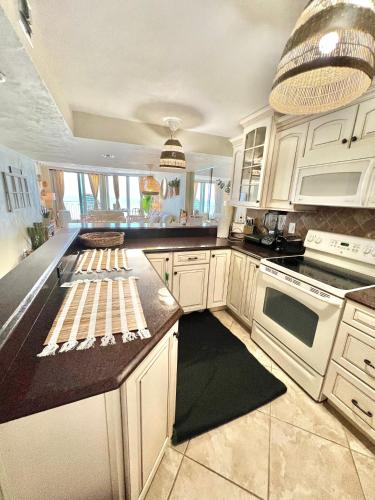 Η κουζίνα ή μικρή κουζίνα στο Beach Oasis 704 Lovely Daytona ocean front for 5 sleeps up to 12