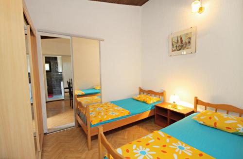 Pokój z 2 łóżkami i lustrem w obiekcie Apartments with a parking space Artatore, Losinj - 5377 w mieście Čunski