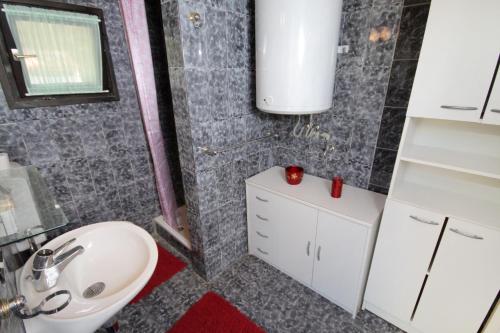 W łazience znajduje się biała umywalka i lustro. w obiekcie Apartments with a parking space Artatore, Losinj - 5377 w mieście Čunski