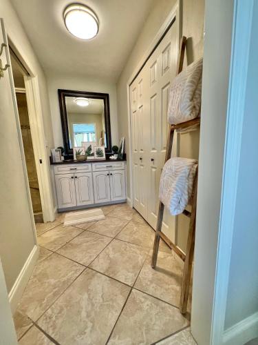 Η κουζίνα ή μικρή κουζίνα στο Beach Oasis 704 Lovely Daytona ocean front for 5 sleeps up to 12