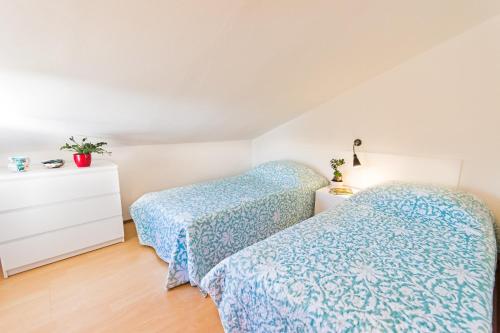 1 Schlafzimmer mit 2 Betten und einer Kommode in der Unterkunft Apartment Njivice 5427b in Njivice