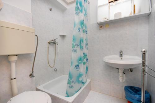 Kúpeľňa v ubytovaní Apartments and rooms with parking space Njivice, Krk - 5398
