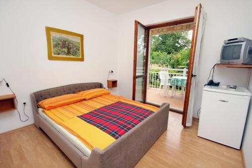 Posteľ alebo postele v izbe v ubytovaní Apartments and rooms with parking space Njivice, Krk - 5398