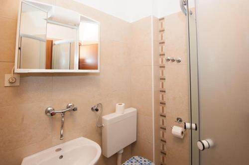 Koupelna v ubytování Apartment Njivice 5398h