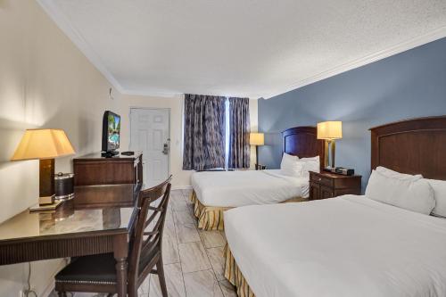 Кровать или кровати в номере Fort Lauderdale Grand Hotel
